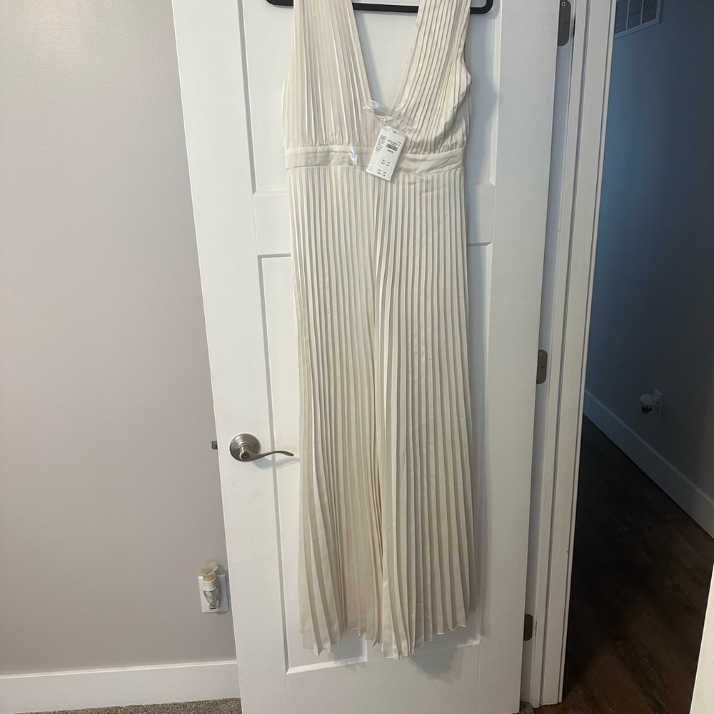 Elegant Cream Pleated jumpsuit
